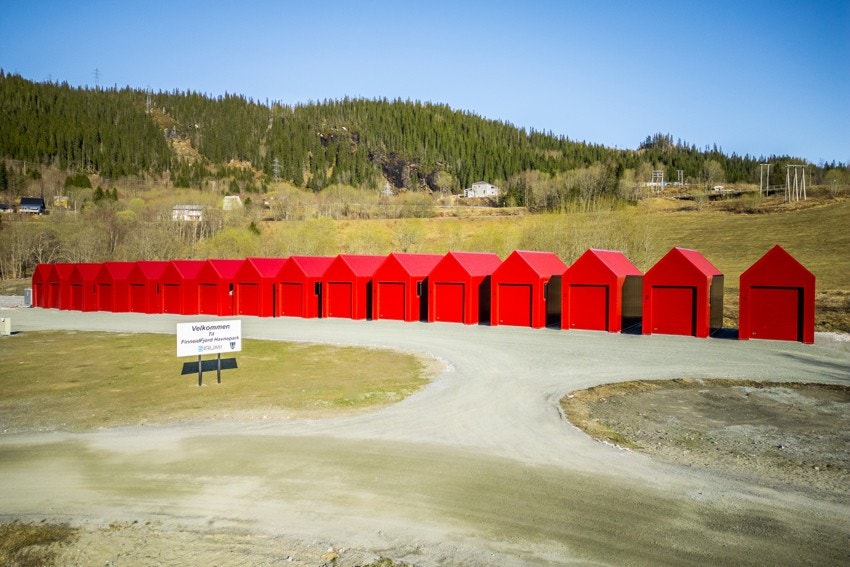 Kun 2 minutter etter avkjøring av E6 i Finneidfjorden, midt mellom Mo og Hemnes, finner vi et moderne lageranlegg oppført i elegant utførelse med enkel adkomst og nærhet til sjøen. Galleribilde