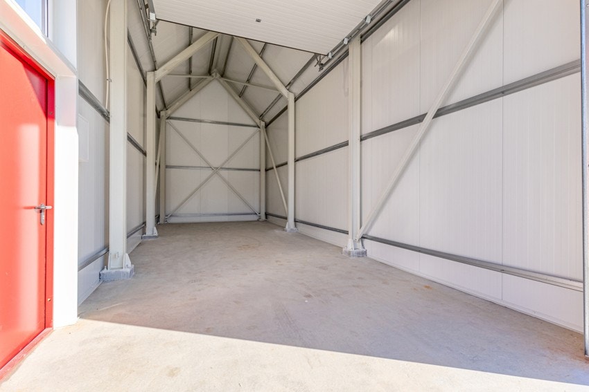 Bygningsmassen er oppført på en måte som gjøre at man kan lagre og oppbevare det man måtte ønske på en trygg måte, enten det være seg båt, bobil eller andre eiendeler. Galleribilde