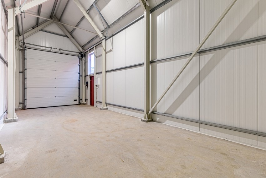 Naustene er utstyrt med dør, elektrisk port og innlagt strøm. Galleribilde