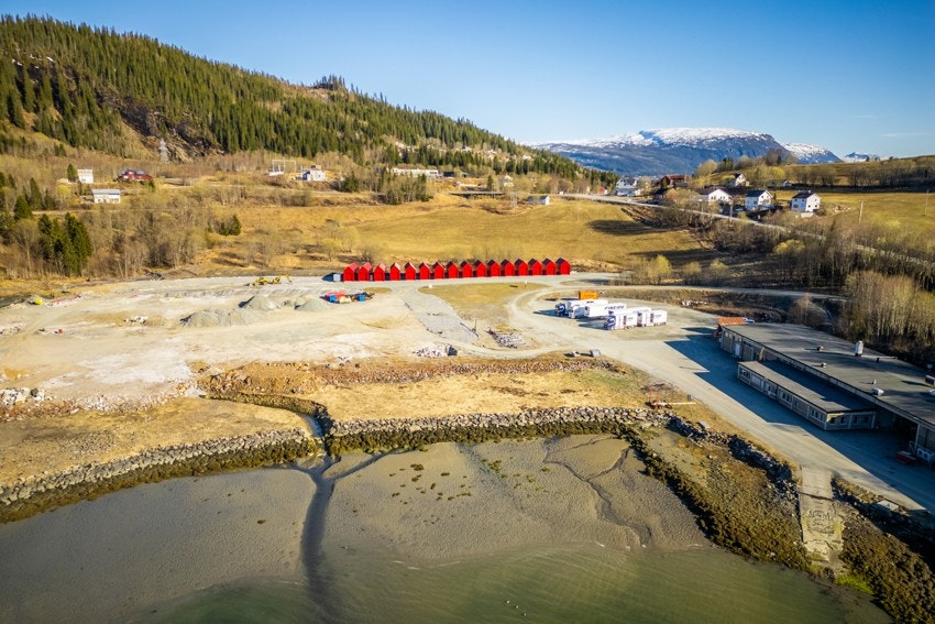 Naustene er en del av et større prosjekt rundt Havneparken. Marinaen ligger 25 minutter fra Mo i Rana. Det er ei lun havn med bobleanlegg, så velegnet for vinteropplag. Det er vann og strøm på brygga, bra båtutsett, sløyebu og kameraovervåkning. Galleribilde