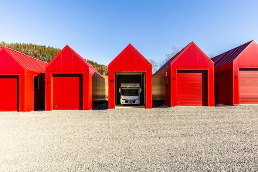 Naustene kommer i to ulike størresler; 40 m² og 52 m². Her har du umiddelbar nærhet til Finneidfjord marina. Marinaen har totalt 52 båtplasser og brygga er solid betongbrygge fra Helegeland Marinasystemer Galleribilde