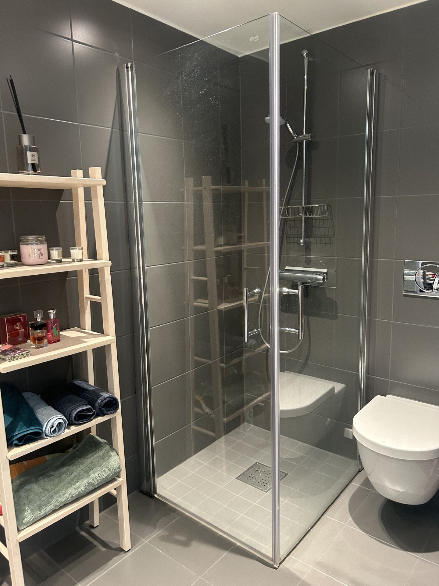 Moderne og stilrent bad. Dør fra soverom til bad. Galleribilde