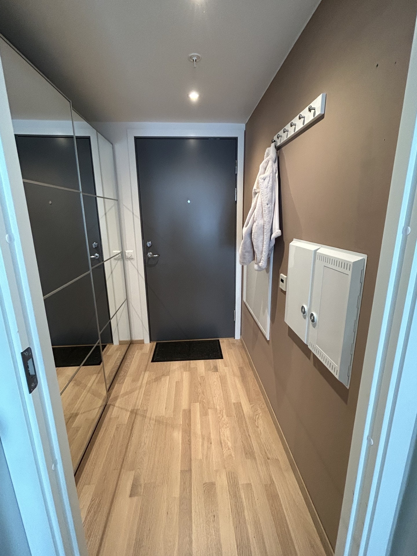 Gang med garderobeskap Galleribilde