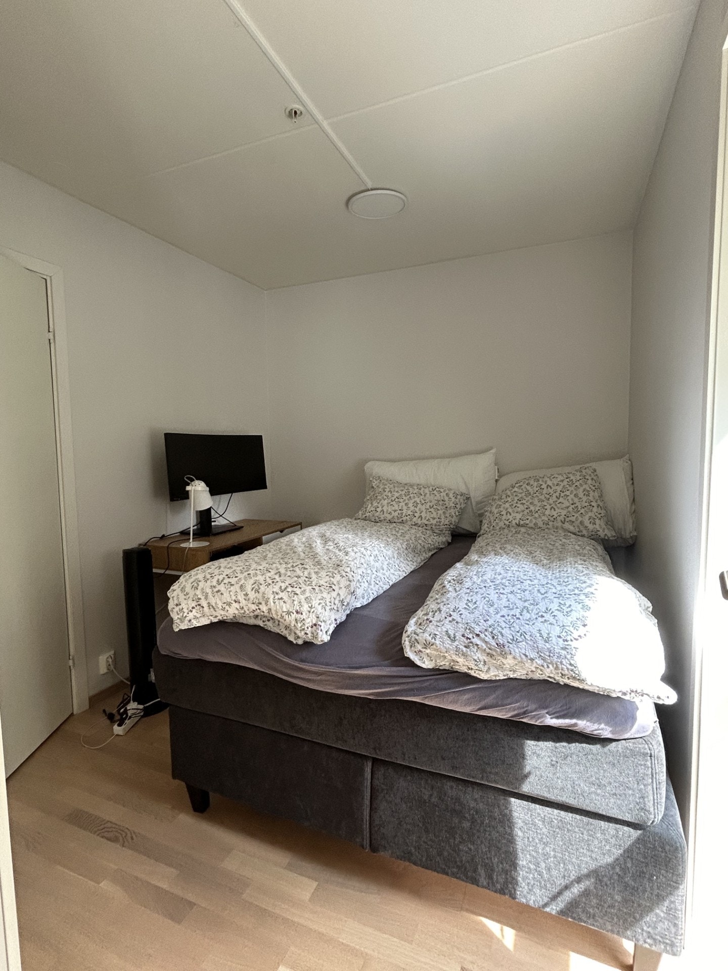 Plass til dobbeltseng med nattbord Galleribilde