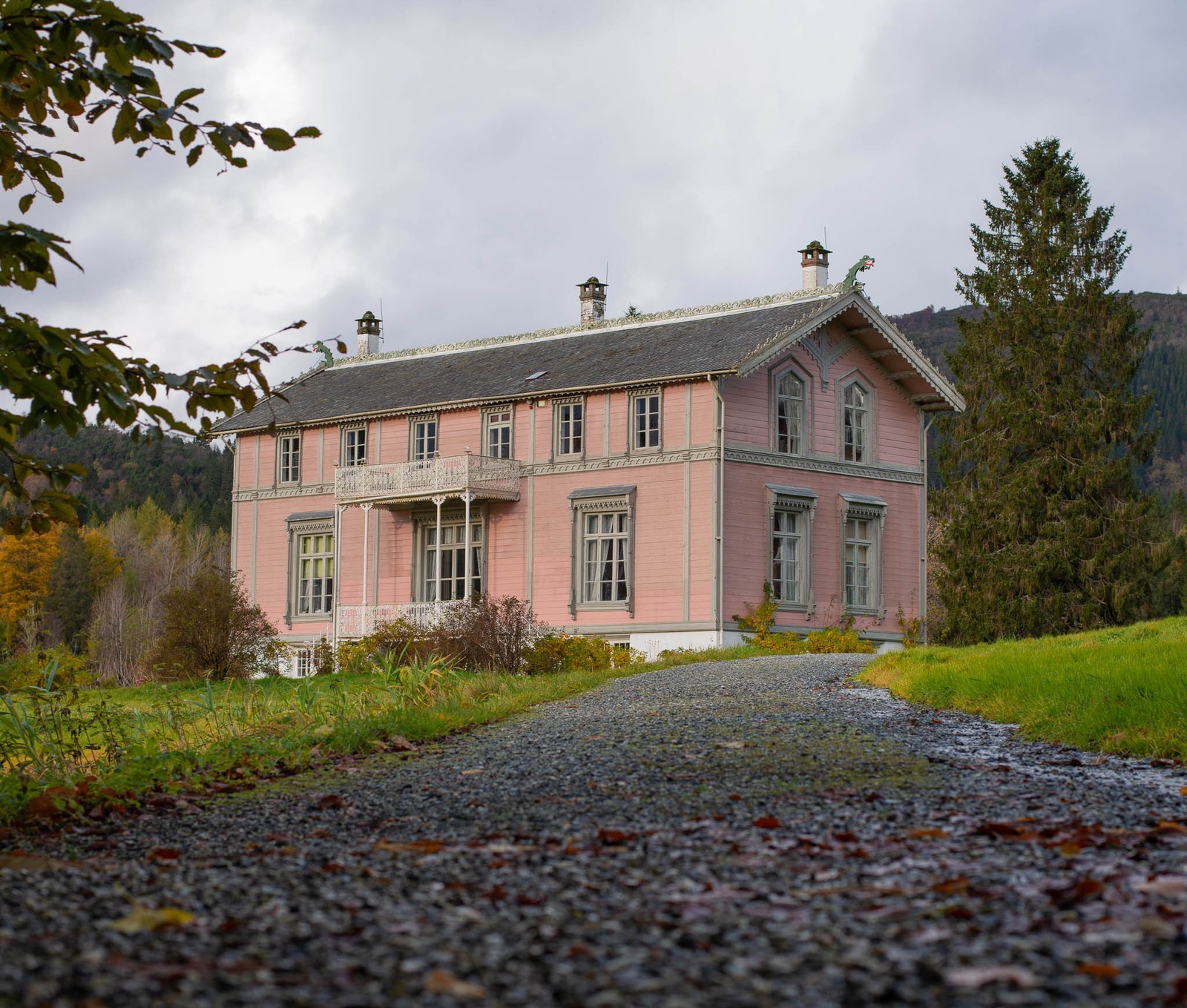 Bullahuset, Ole Bulls eiendom, er et av mange fine turmål. Galleribilde