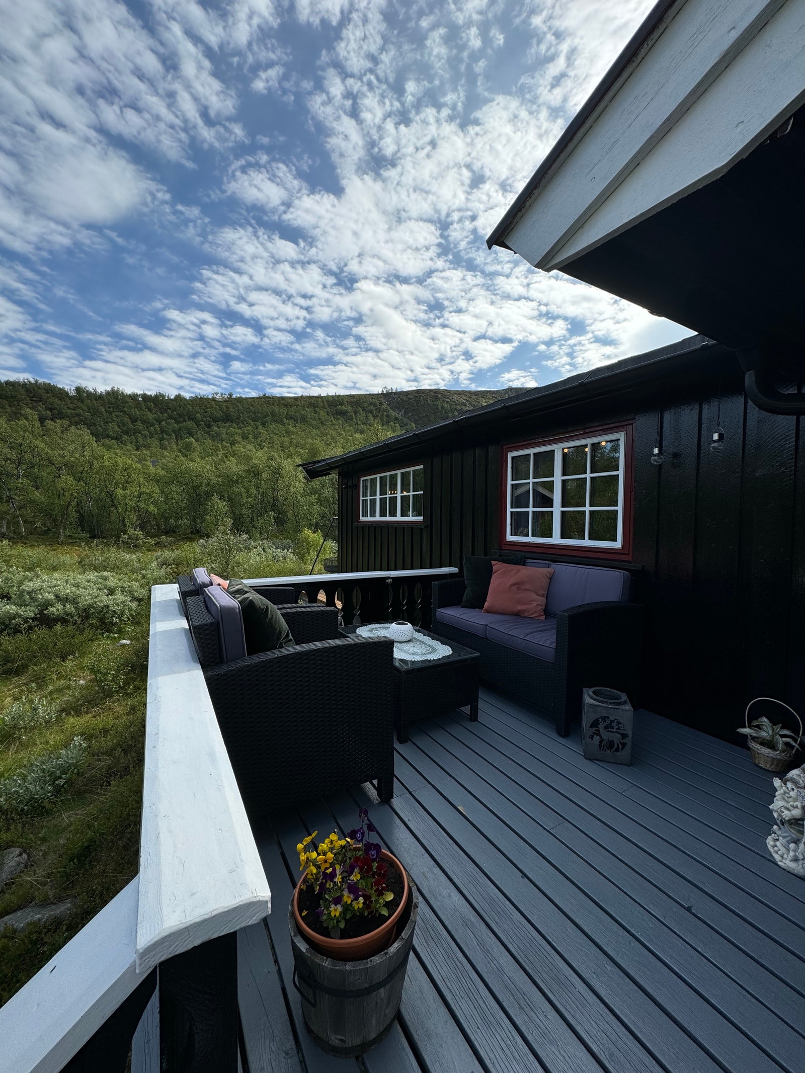 Veranda på fremsiden av hytta. Det er også egen platning i retning Sjøberget. Galleribilde