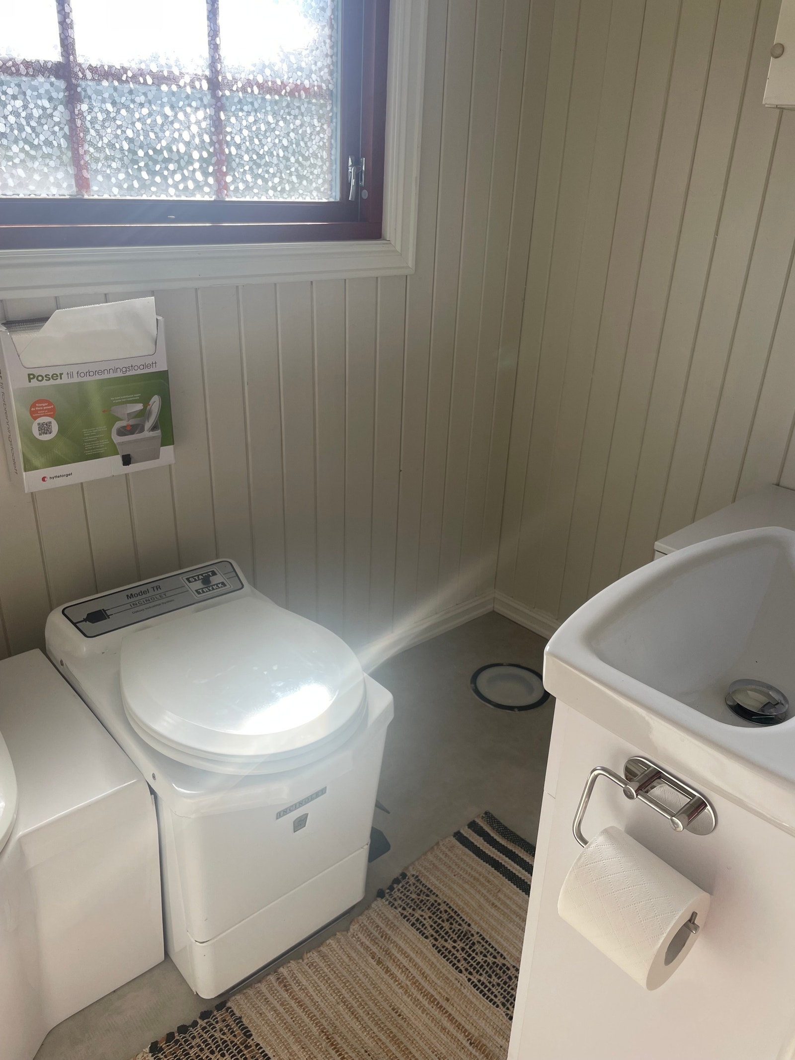 Toalettrom - Bad m/forbrenningsdo og urinal. Klargjort for dusj Galleribilde