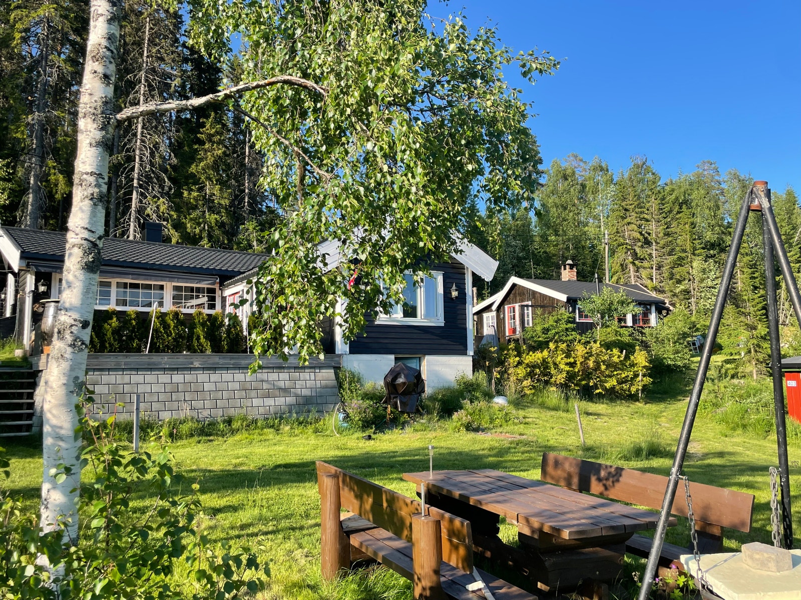 Sommer på "Tunet", sett ifra sjøsiden med hytte 405 i front. Velkommen hit. Galleribilde