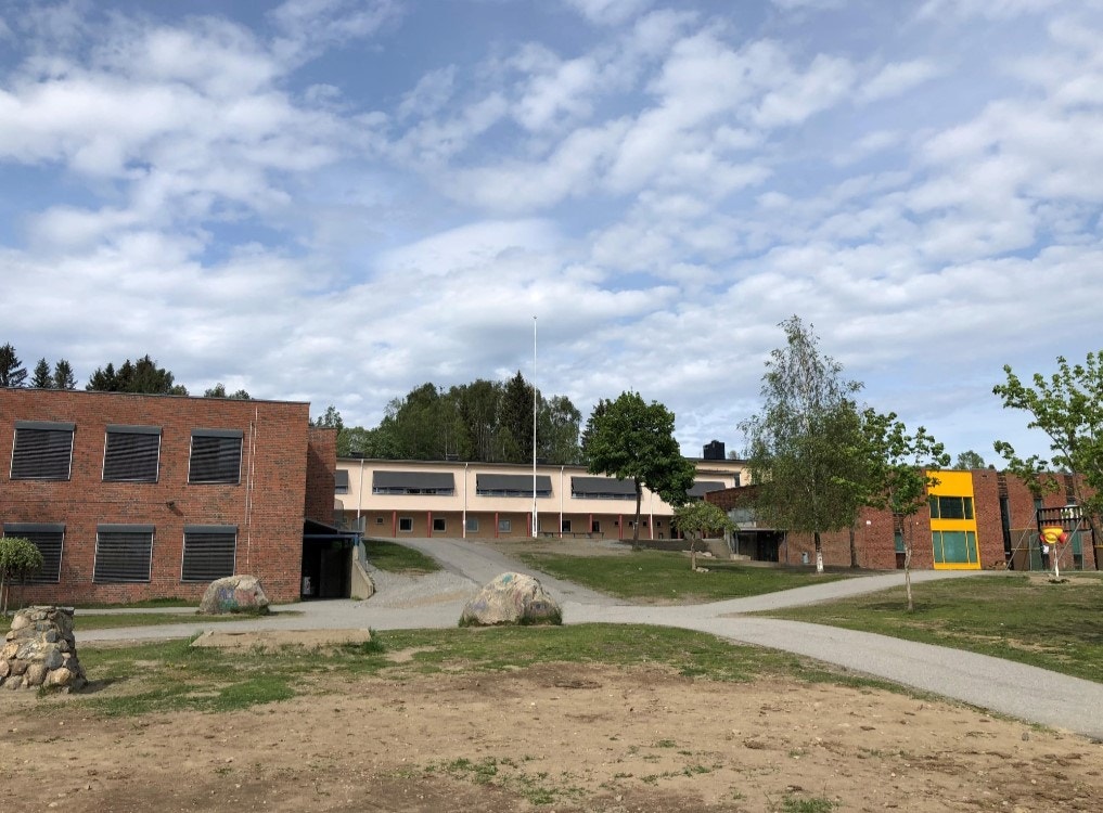 Maura skole ligger 2,8km fra boligfeltet. Galleribilde