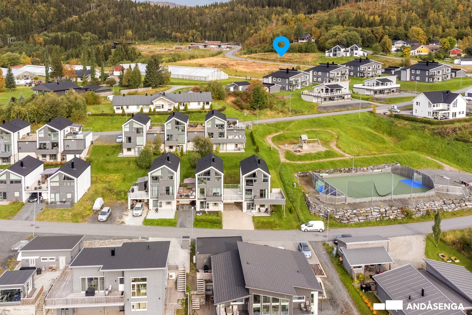 Nærområdet byr på barnefamilier, voksne og intern lekeplass til fri bruk. Prosjektet er pent plassert i terrenget i Mosjøens nyeste bydel med suverene turområder rett utenfor døra. Galleribilde