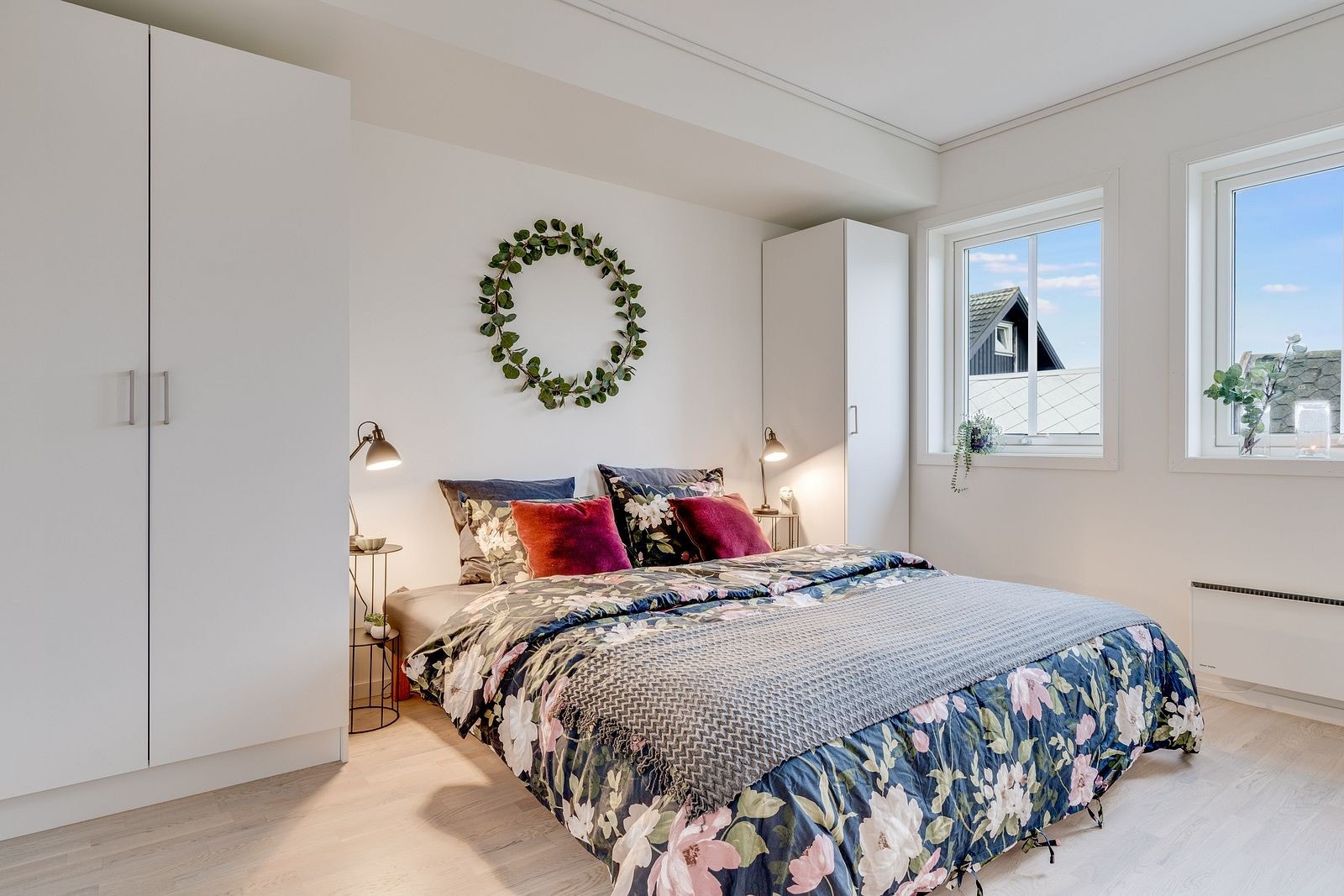 Illustrasjon av soverom - garderobeskap er med i leveransen Galleribilde