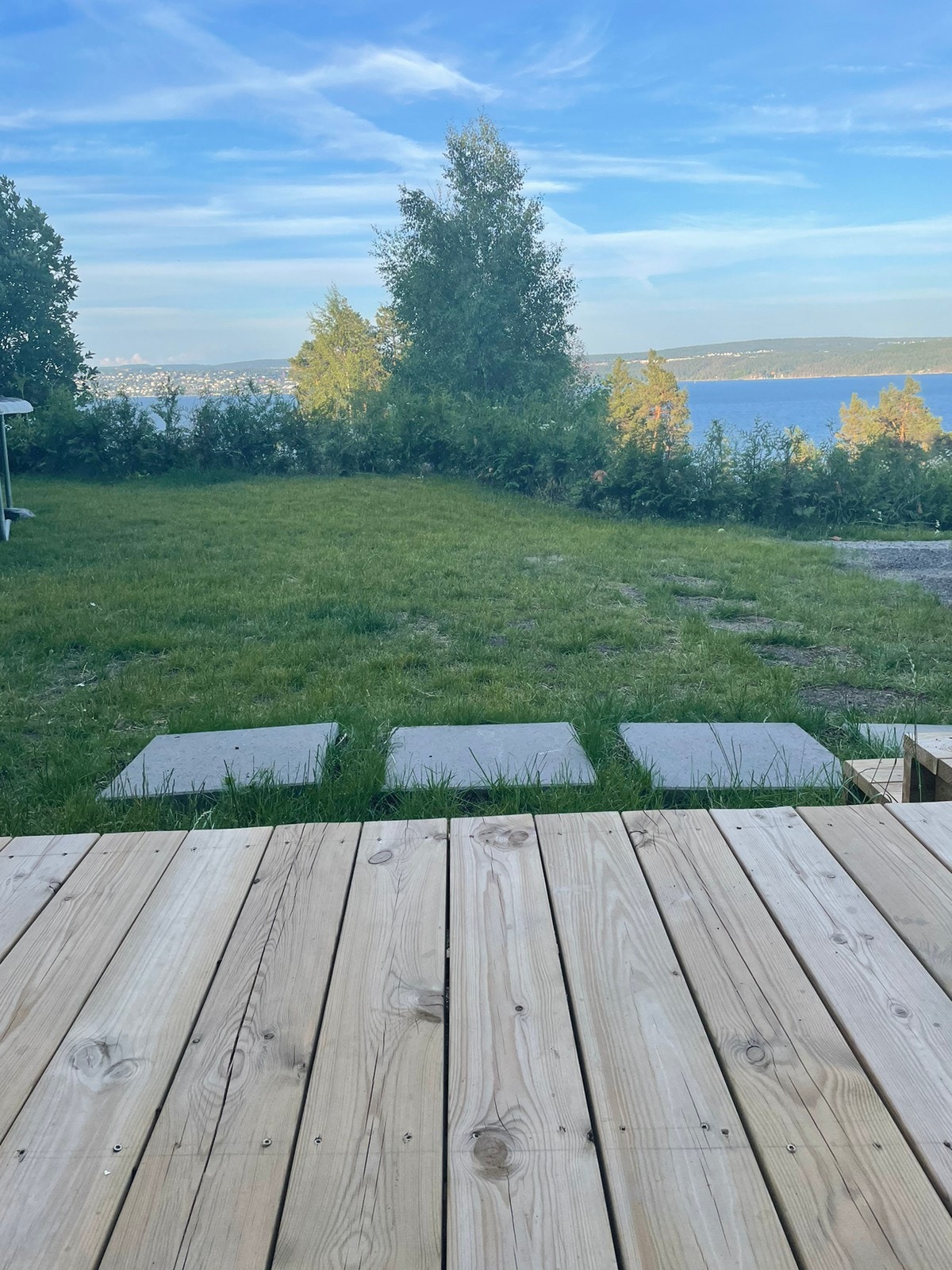 Hage og utsikt i fra terrassen Galleribilde