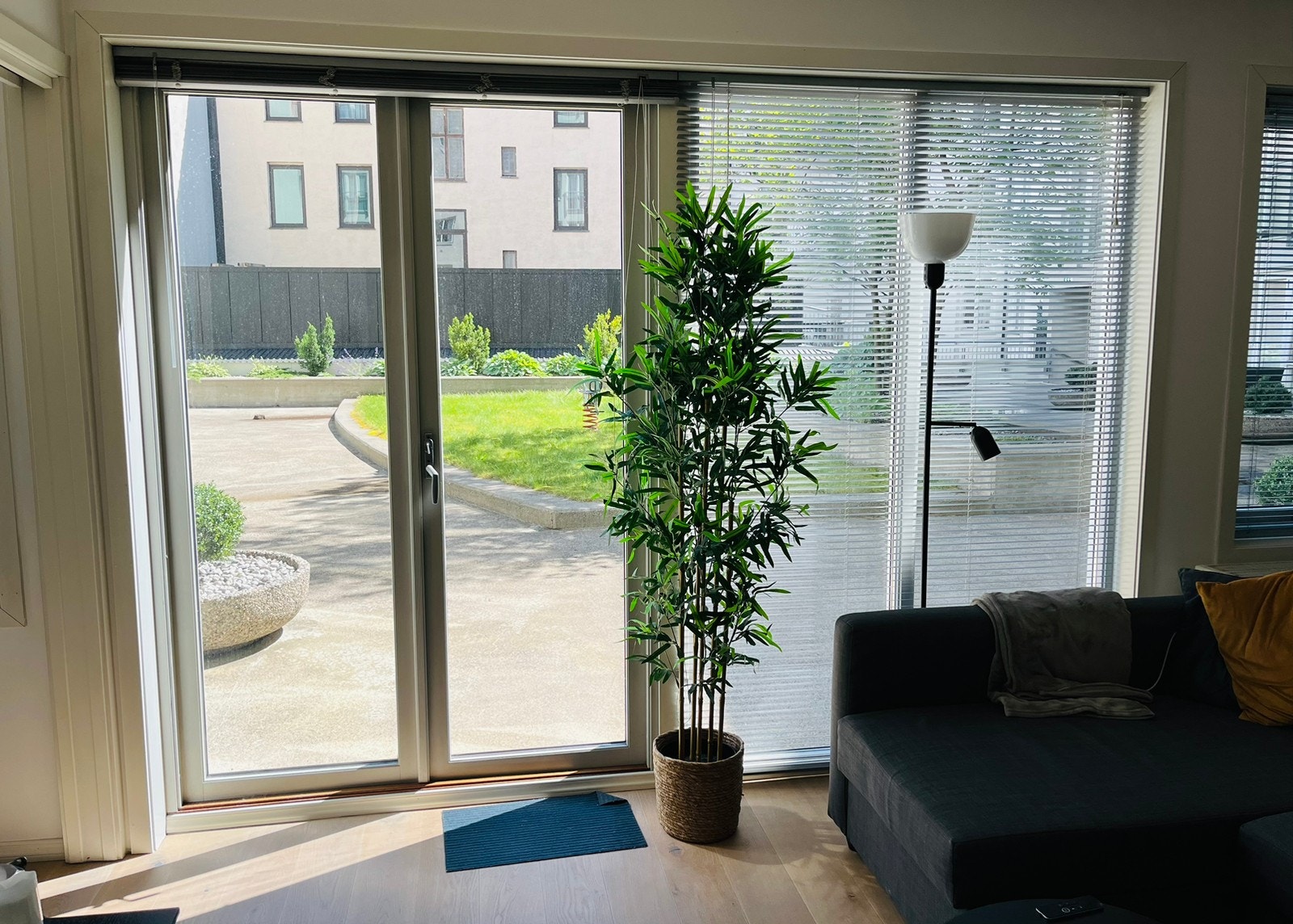 leiligheten ligger i 2.etg men har mark terrasse. (lukket bakgård, mark=tak på næringseiendom) Galleribilde