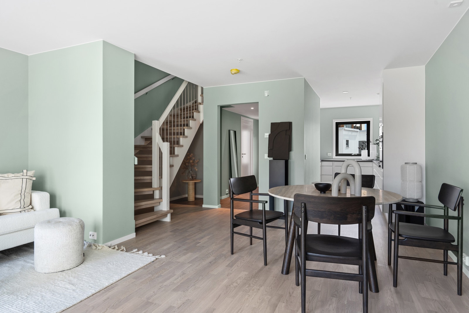 Stue mot kjøkken og entre i bolig 22 - visningsbolig Galleribilde