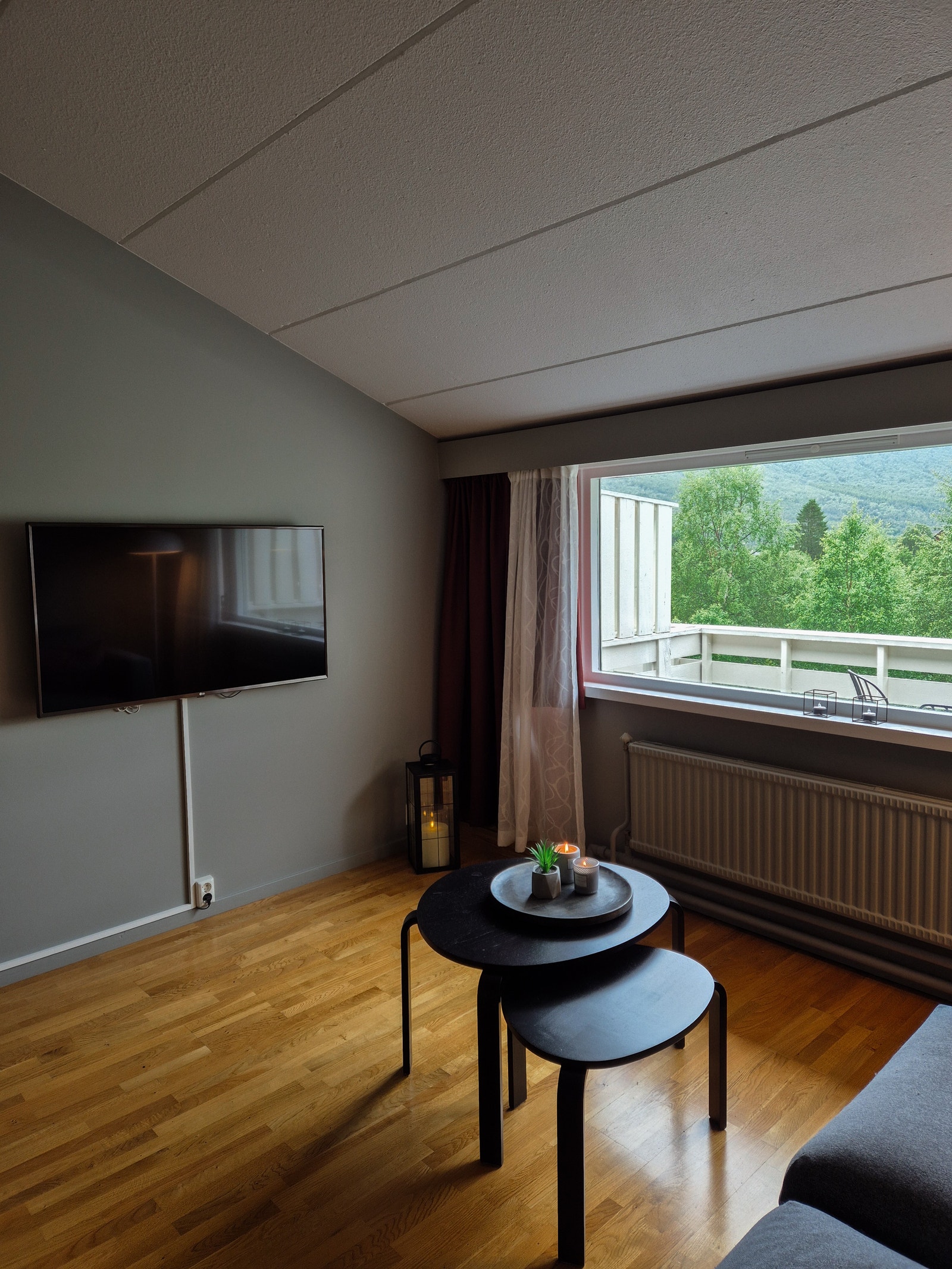 Stor TV med flere kanaler. Galleribilde