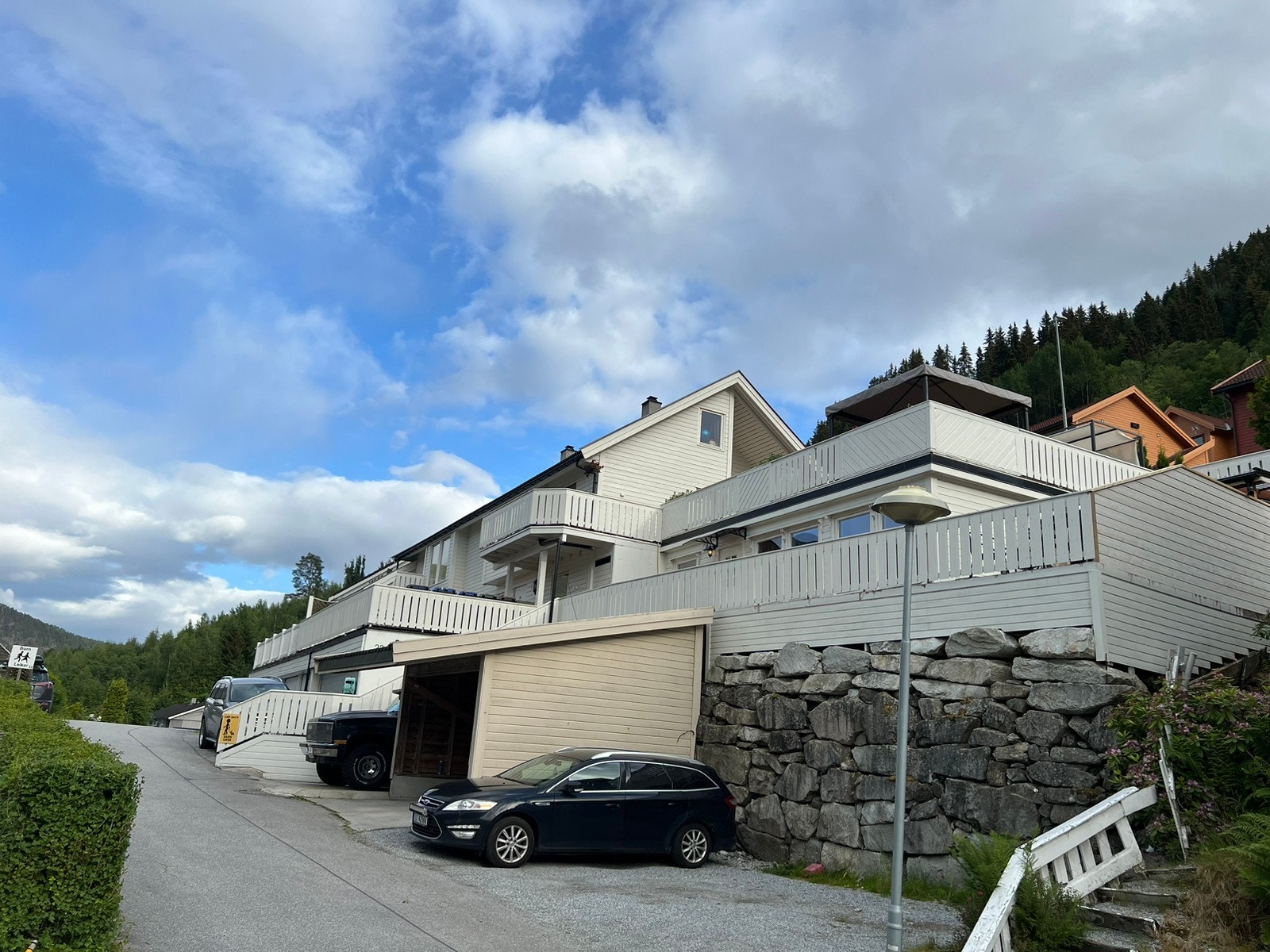 Nedenfra gaten Galleribilde