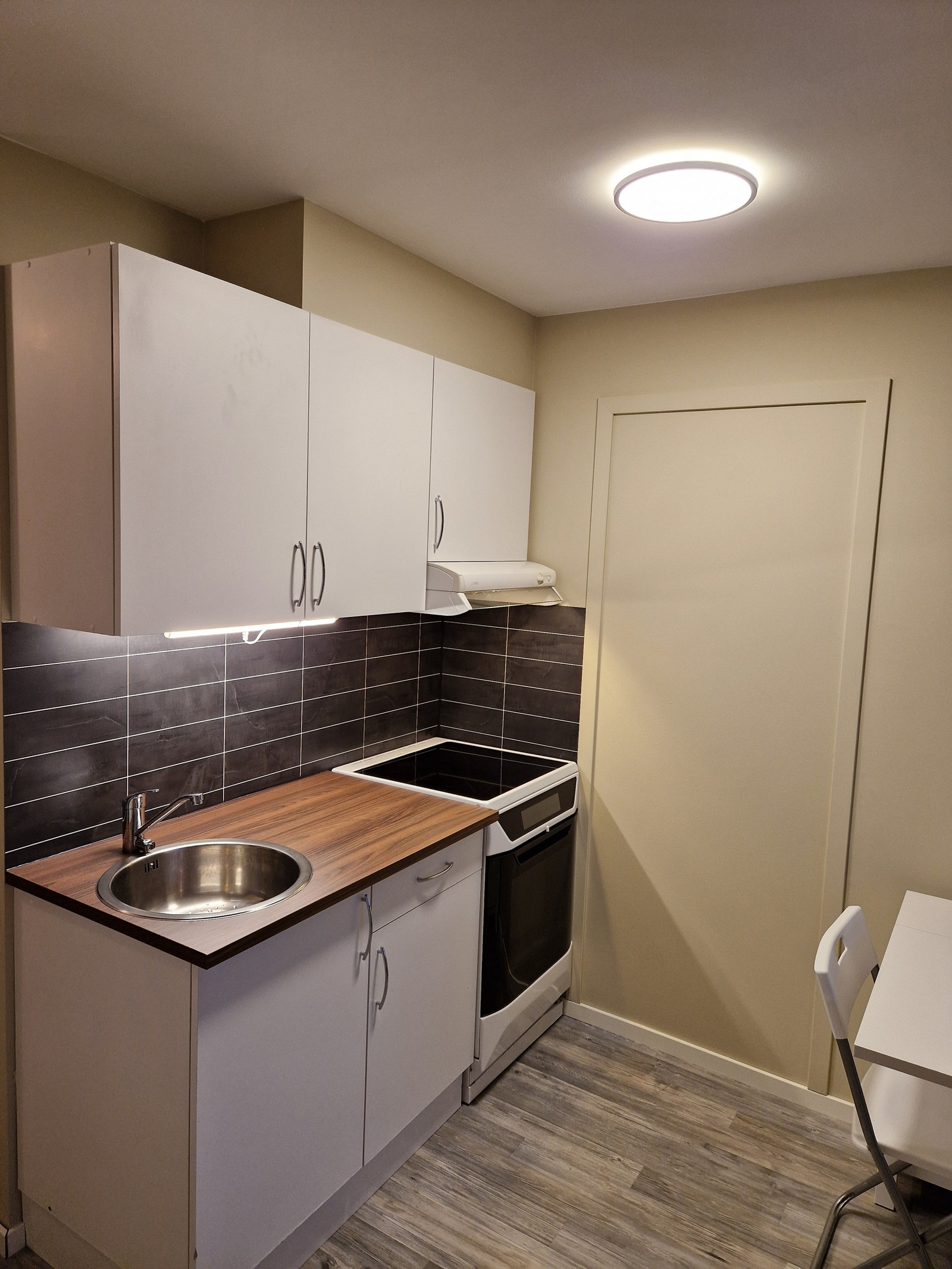 Delvis nytt kjøkken med induksjonovn Galleribilde