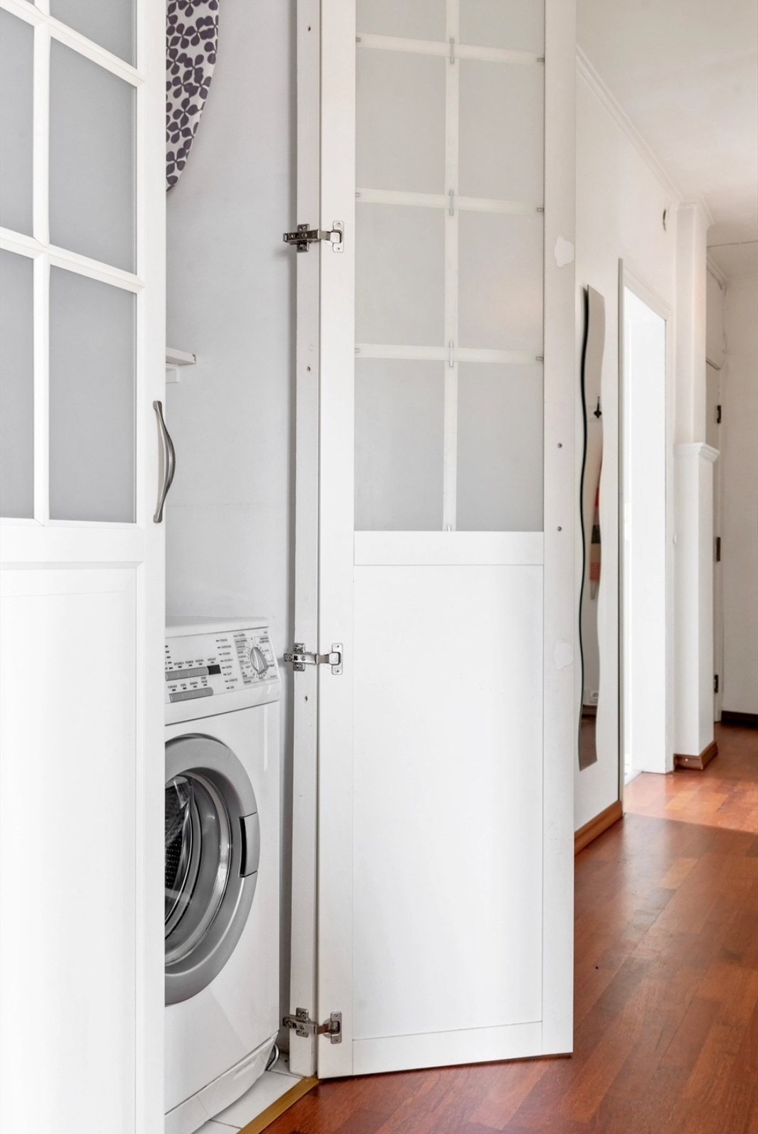 Lagringsplass i gang og vaskemaskin Galleribilde