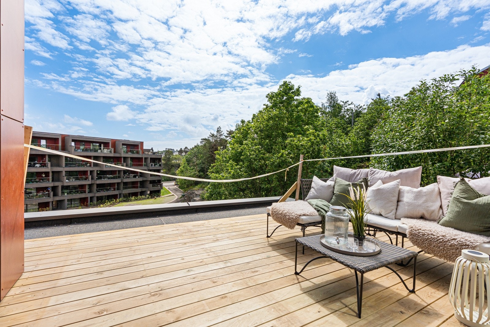 Stor takterrasse med masse sol Galleribilde