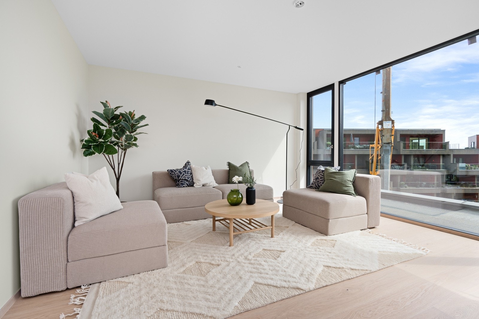 Sofaseksjonen ligger naturlig adskilt fra kjøkken - også her store vinduer med masse lysinnslipp Galleribilde