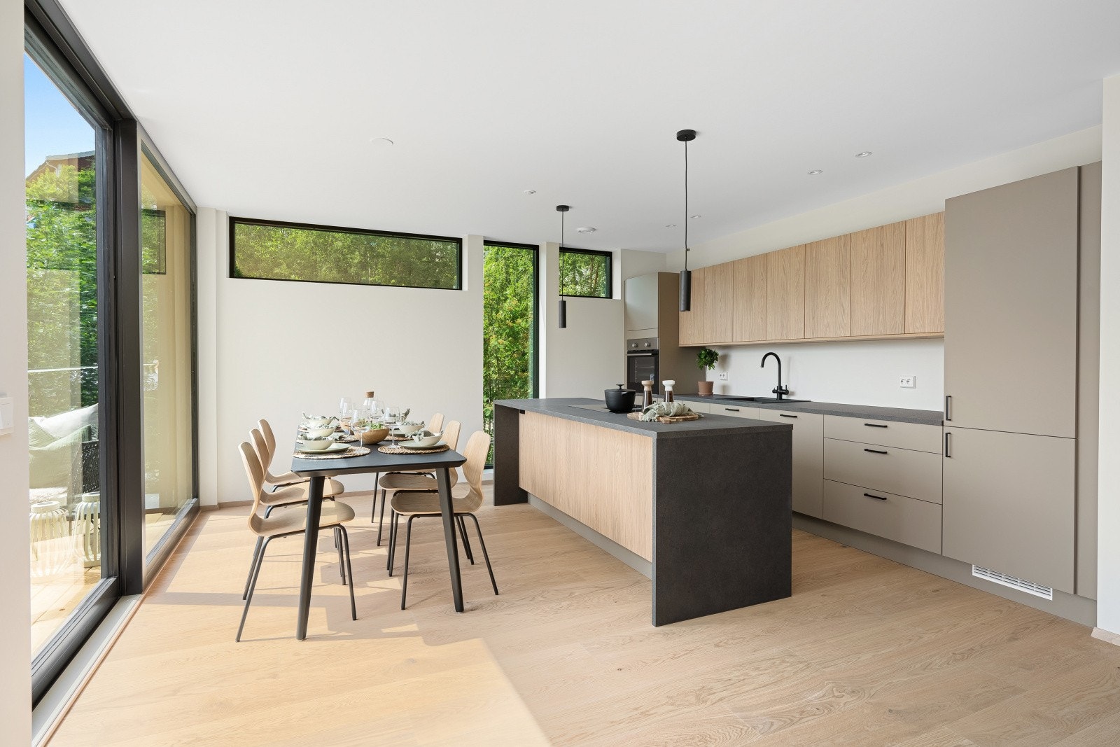 Et sosialt, lyst og hyggelig kjøkken Galleribilde