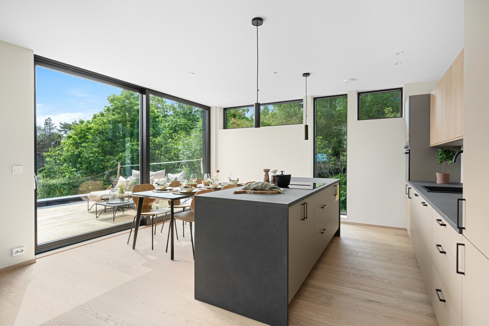 Fantastisk kjøkken med øy, store vindusflater og utgang til stor takterrasse Galleribilde