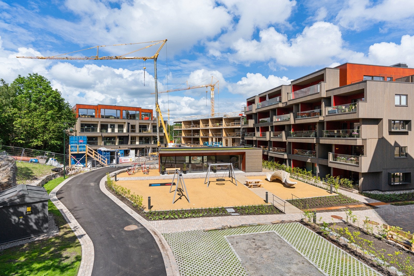 Borettslaget disponerer felleshus med mulighet for å arrangere større selskaper - her finner du langbord, lounge, kjøkken og bad Galleribilde