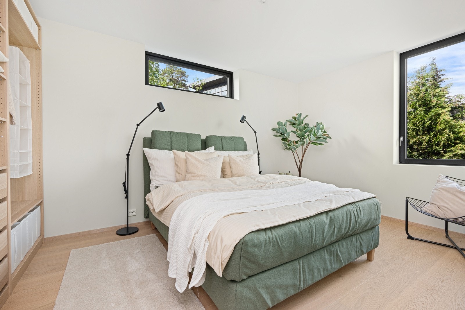 Hovedsoverommet vender som resten av leiligheten ut mot rolige omgivelser Galleribilde