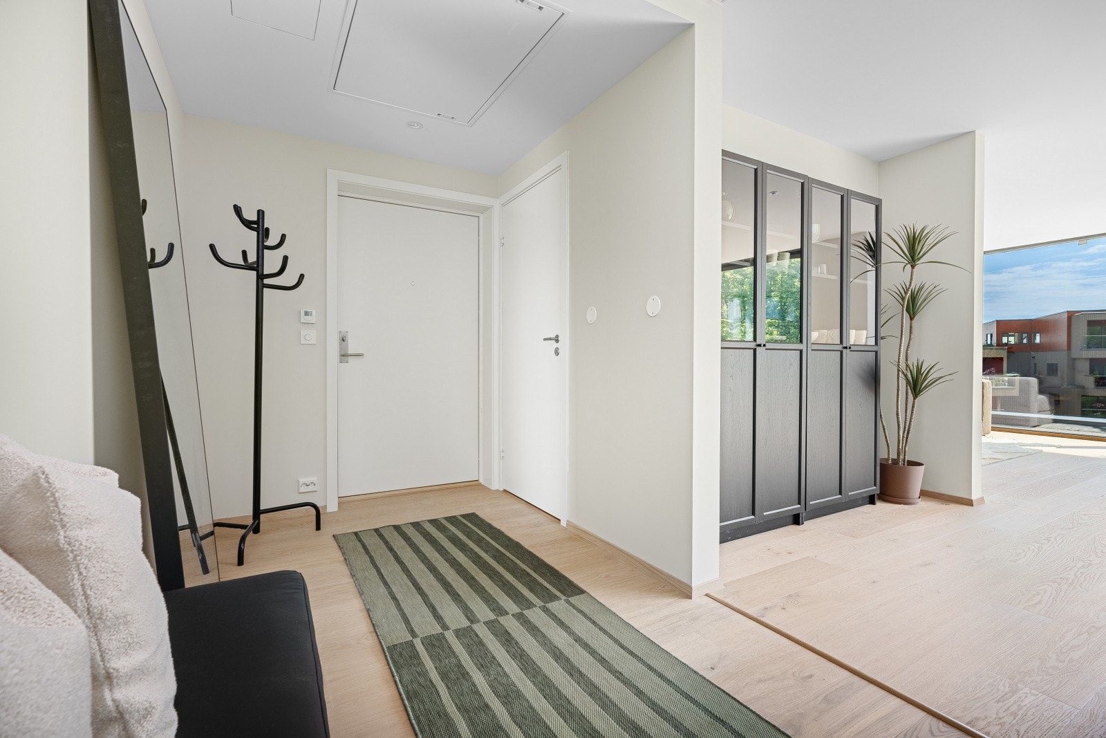 God plass til lagring i entré og i nisje i stue Galleribilde