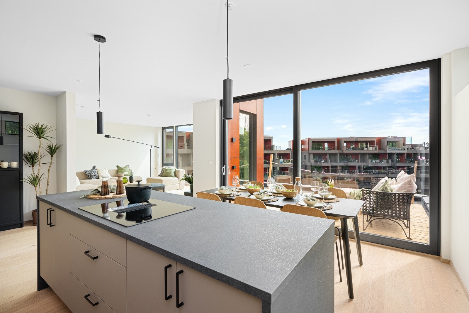 Vinduene går fra gulv til himlinh Galleribilde