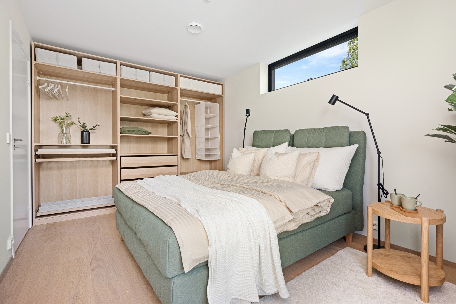 Hovedsoverom med stort garderobeskap Galleribilde