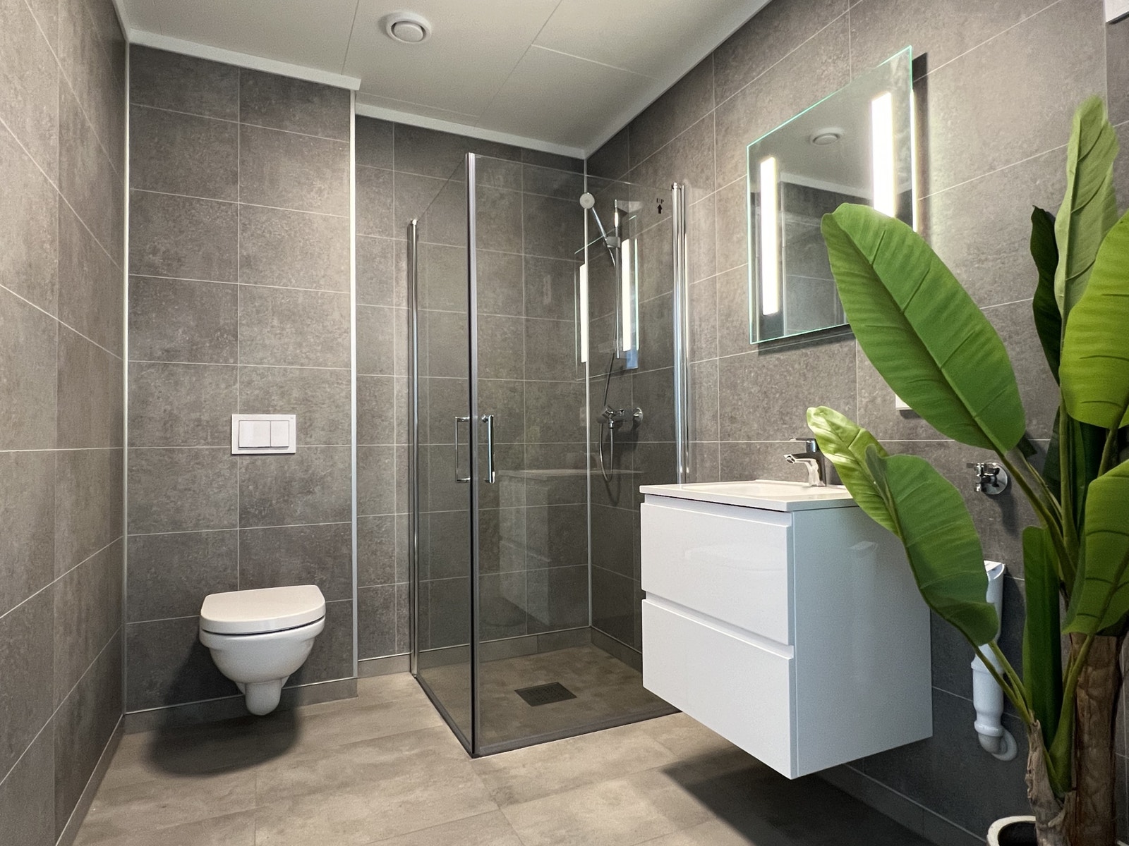 Lekre bad med tidsriktige overflater og innredning Galleribilde