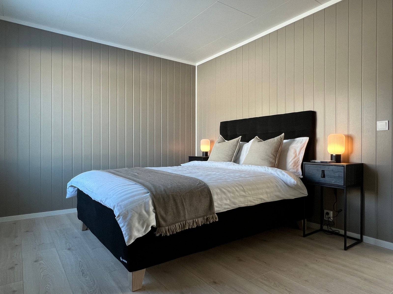 Romslige soverom med god plass til dobbeltseng og garderobe Galleribilde