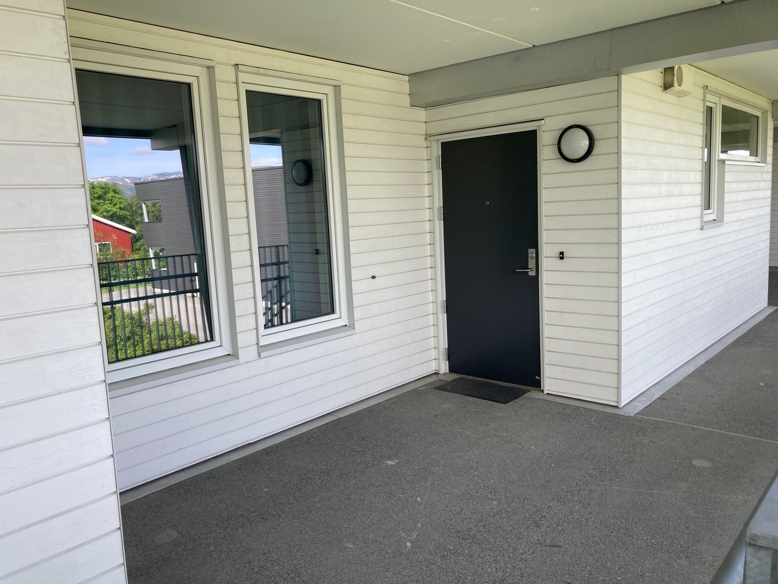 V4E-202, 4-roms leilighet i 2. etasje, entredør og solplass mot nord Galleribilde