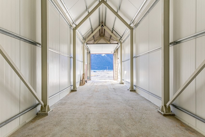 Beliggenheten sikrer at man har enkel adkomst med bil og henger, og det er kort vei til å få sjøsatt båten. Finneidfjord marina har ledige båtplasser med 3,5 meter bredde Galleribilde