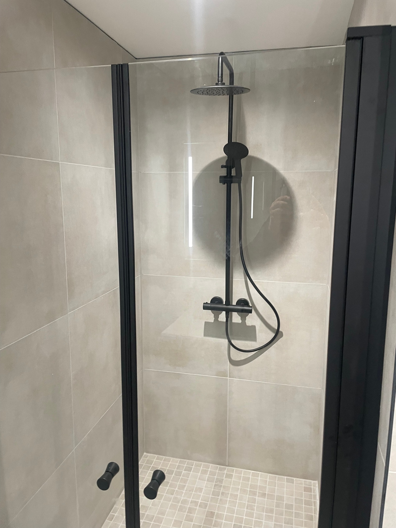 Dusjløsning med regndusj Galleribilde