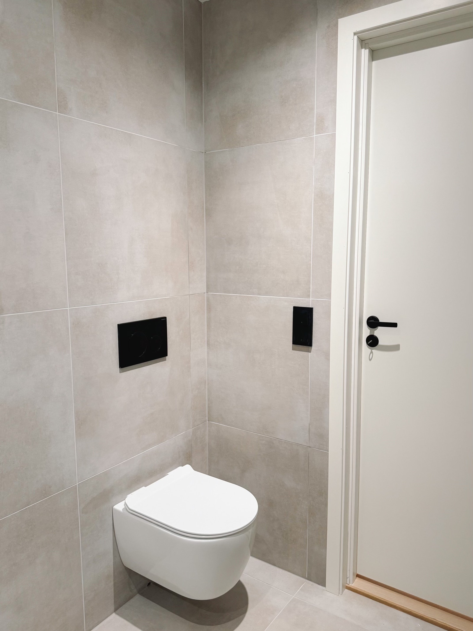 Innebygd vegghengt toalett. Stilrent med skjult sisterne Galleribilde