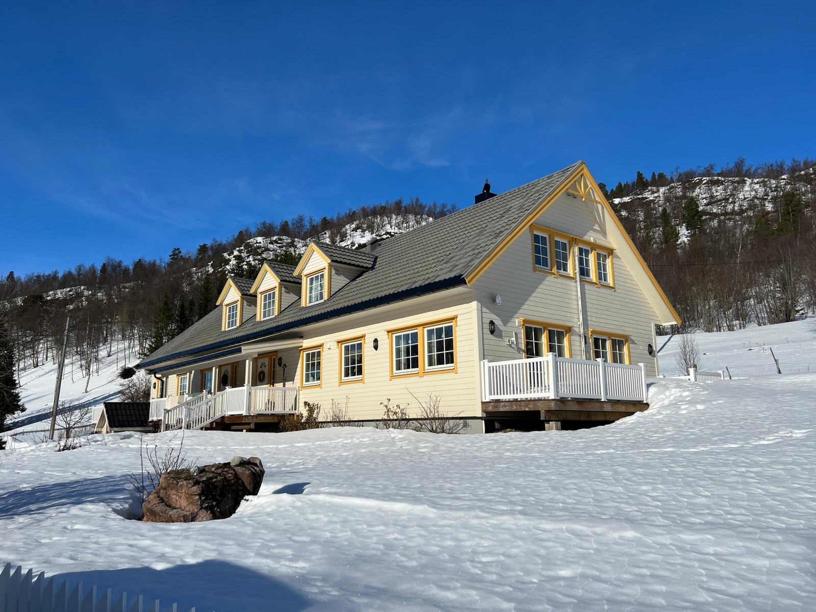 Fasade på vinterstid Galleribilde