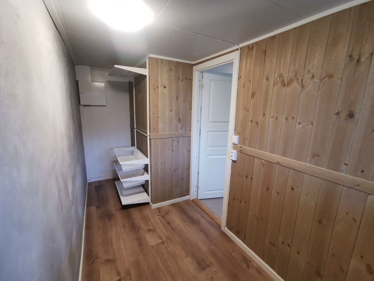 Soverom/kontor med enkel garderobe løsning Galleribilde