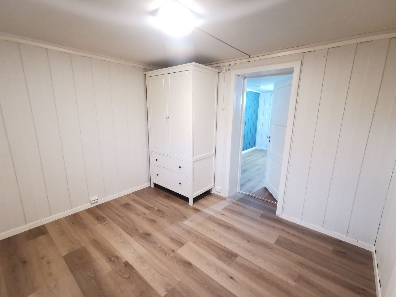 Hoved soverom. Bildet tatt fra badet, den åpne døren går videre inn til stuen. Galleribilde