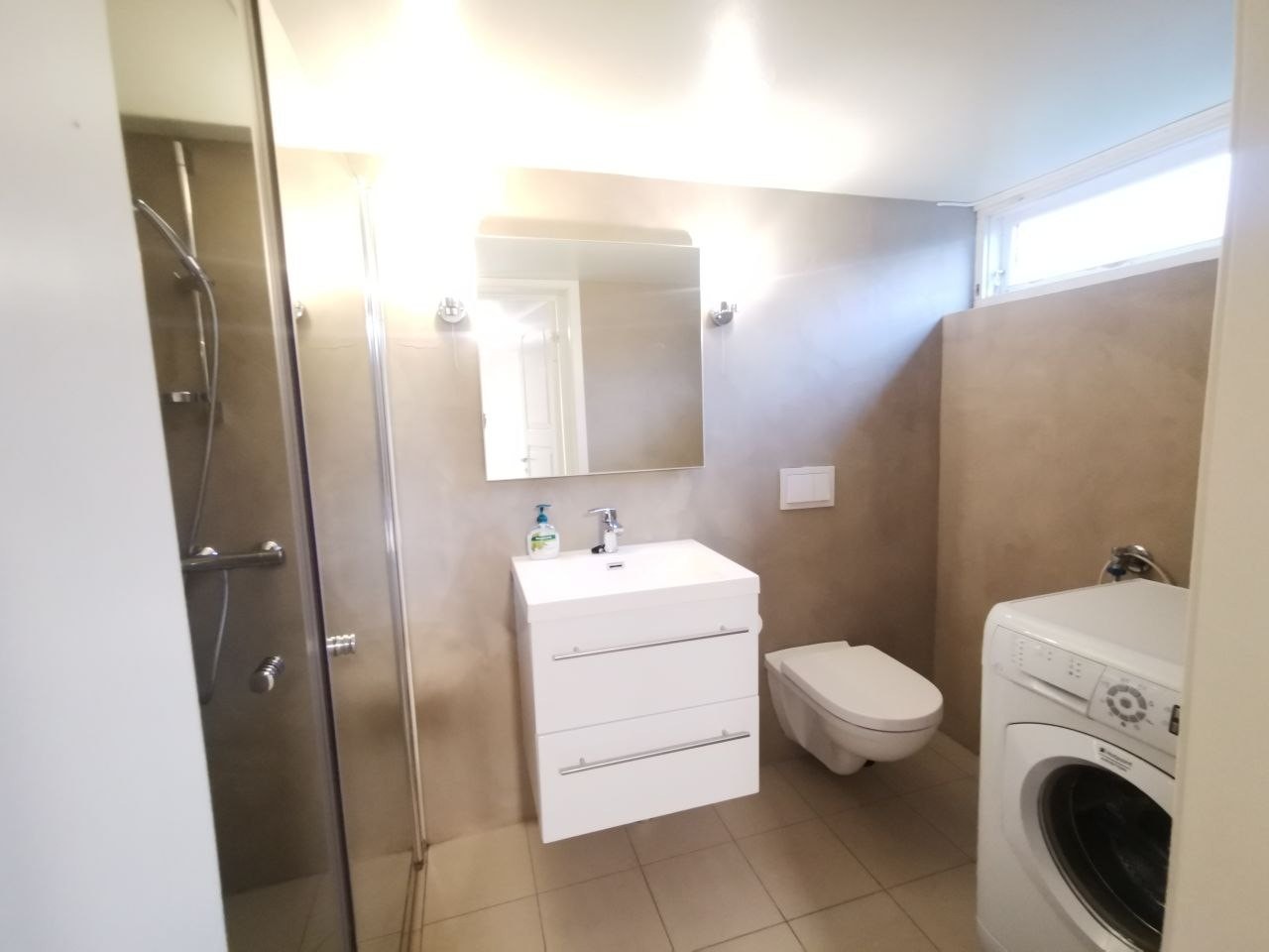 Badet. Vaskemaskin er med Galleribilde