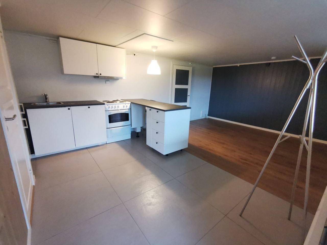 Kjøkken og stue i ett. Bildet tatt fra inngangsdør. Alle hvitevarer er med. Galleribilde