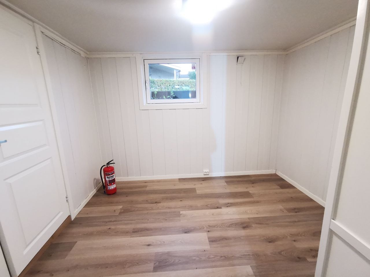 Hoved soverom, dør til badet til venstre i bildet. Galleribilde