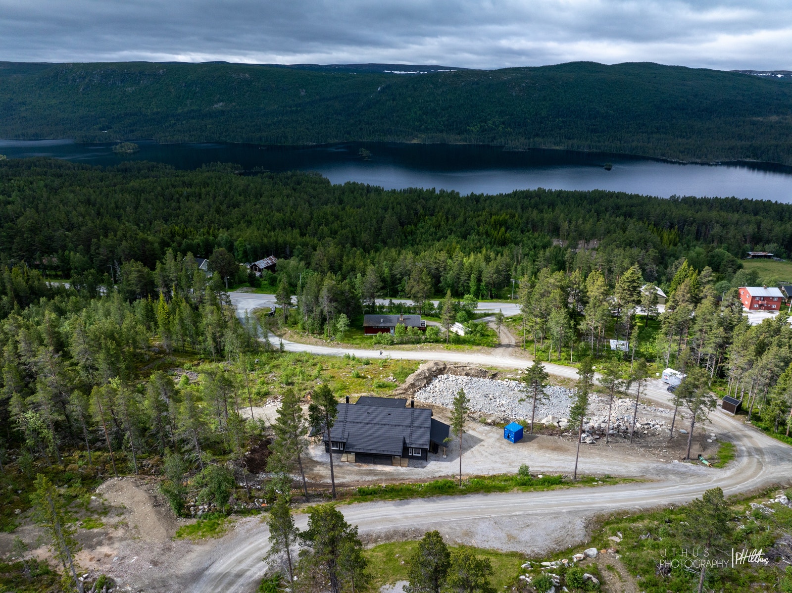 Tomt 1 er klargjort for to mindre eneboliger- hustypen "Praktisk" (tomta nedenfor tomannsboligen). I tillegg er det planlagt 3 stk boliger Bias videre bortover til skogen. Tomta er langstrakt, totalt 3,7 mål. Galleribilde