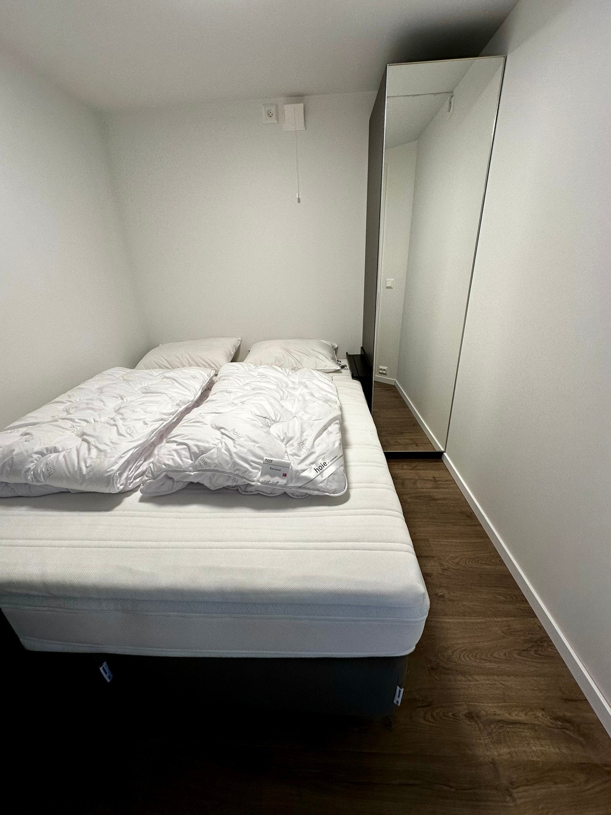 Dobbelseng og garderobeskap Galleribilde