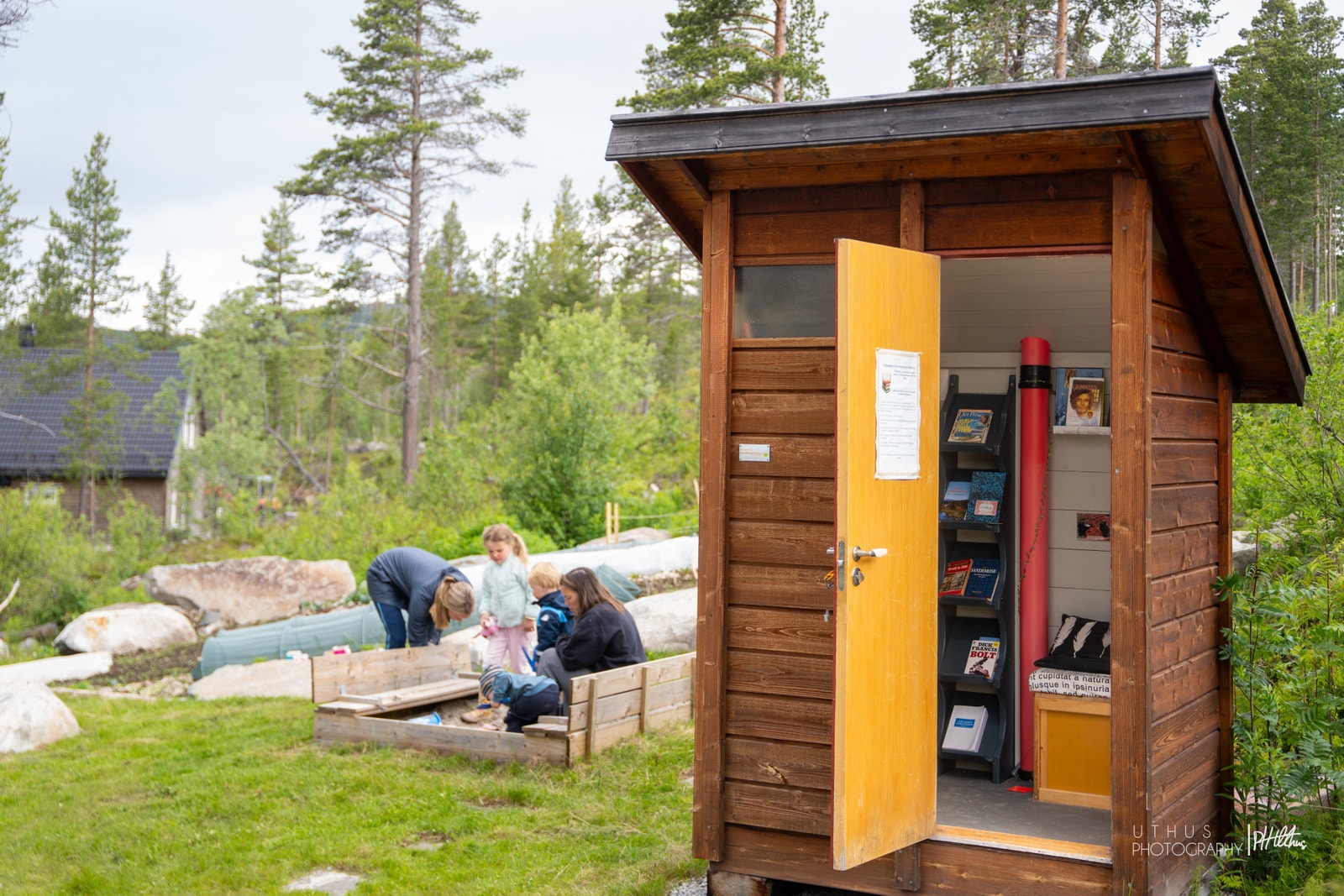 Boligfelt med m. bl.a, minibibliotek, andelsåker, sandkasse, bord, benker, bålpanne og storhuske, en sosial samlingsplass midt i feltet! Galleribilde