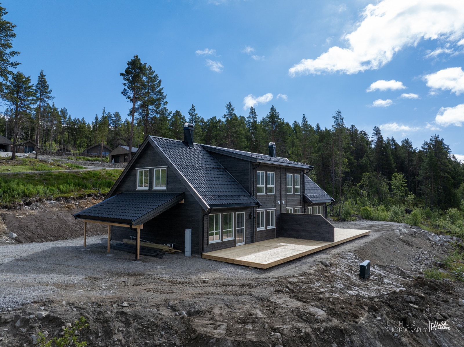 Enhet tomannsbolig, Fjelljom 11b, Skurdalen., romslig plass ute. Galleribilde