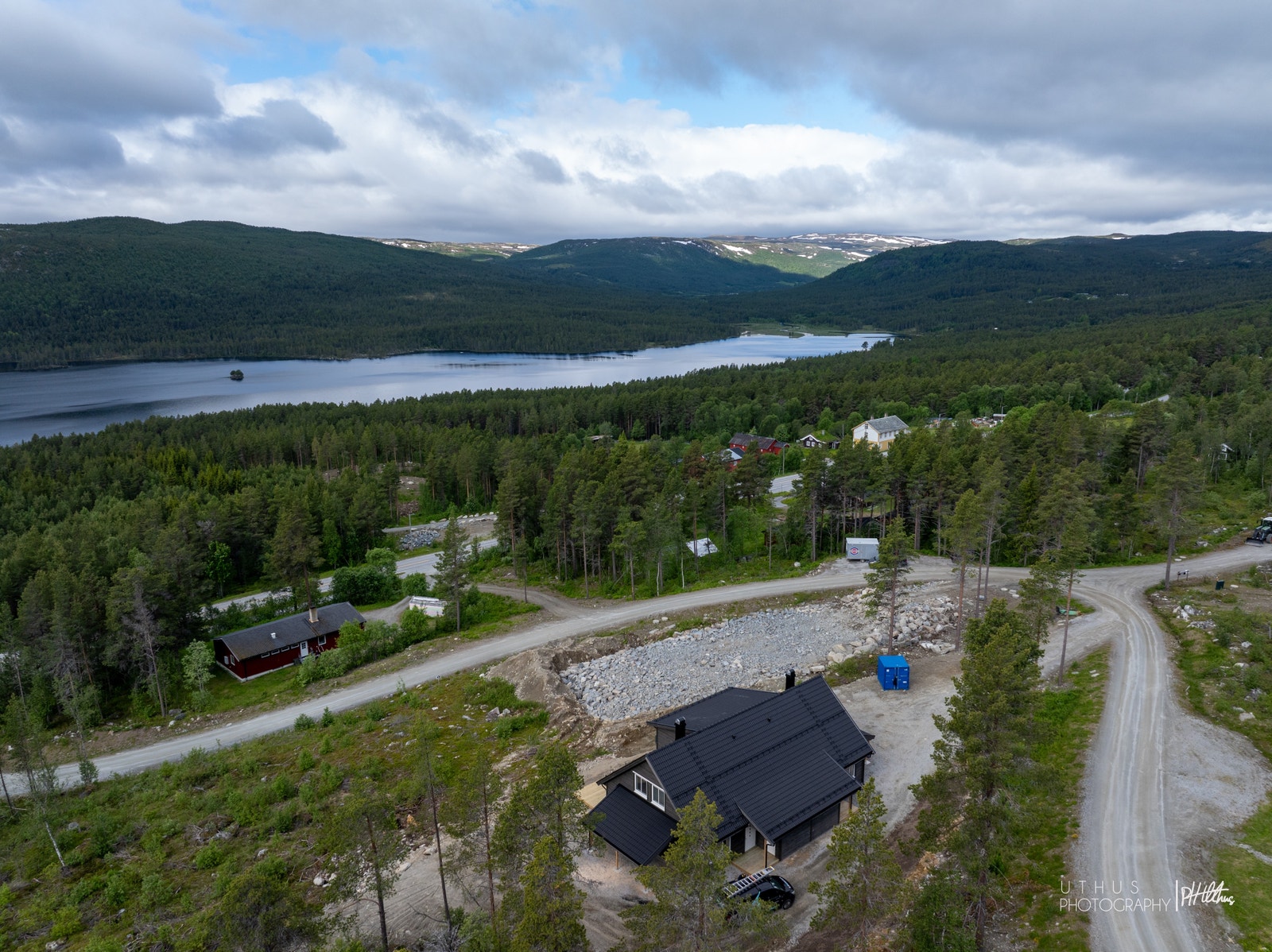 Tomannsboligen ligger i Fjell-ljom boligfelt, Skurdalen, tett på natur og turmuligheter Galleribilde