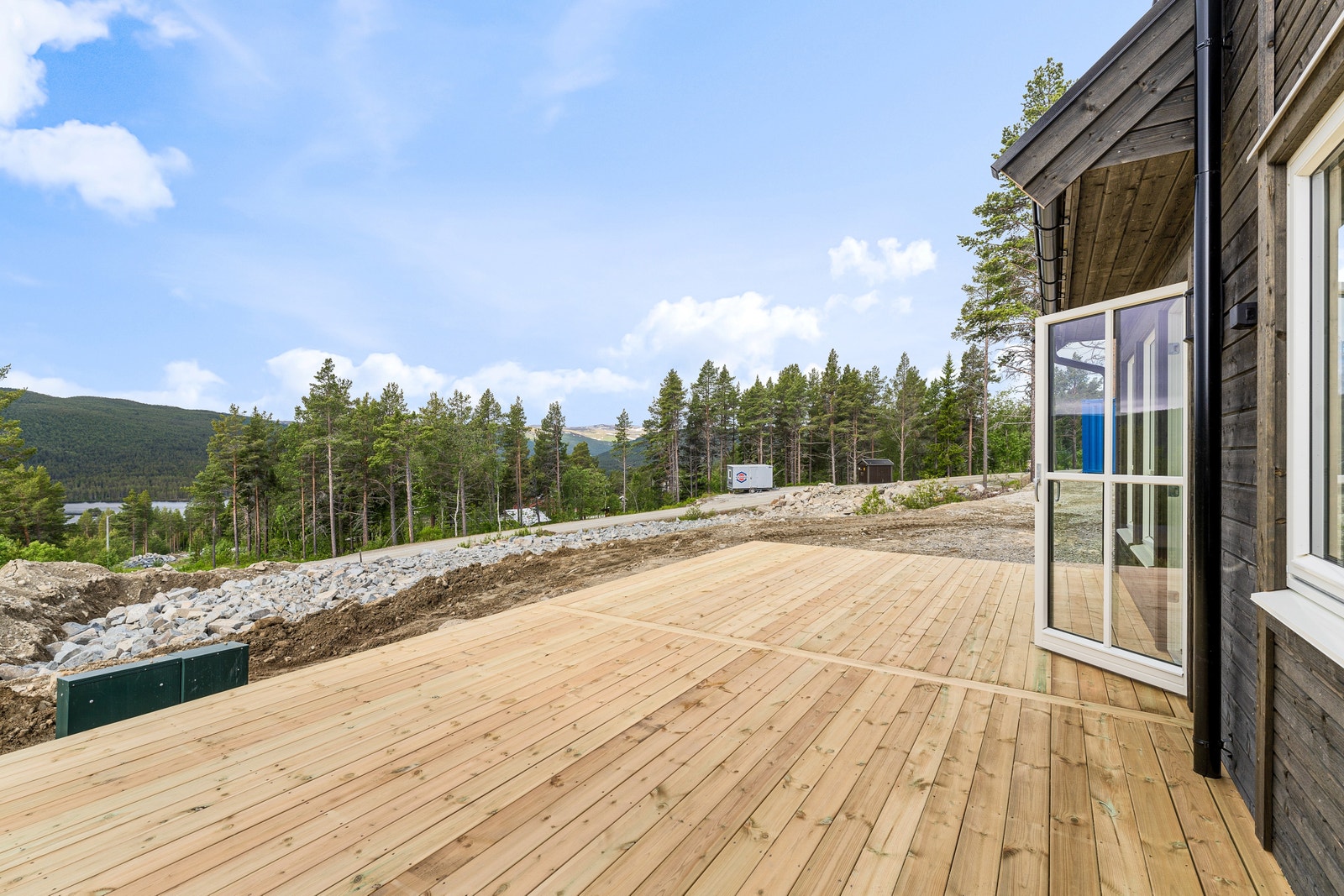 Platting med god plass til utemøbler og grill. Her kan solen nytes hele dagen, til langt på kveld Galleribilde