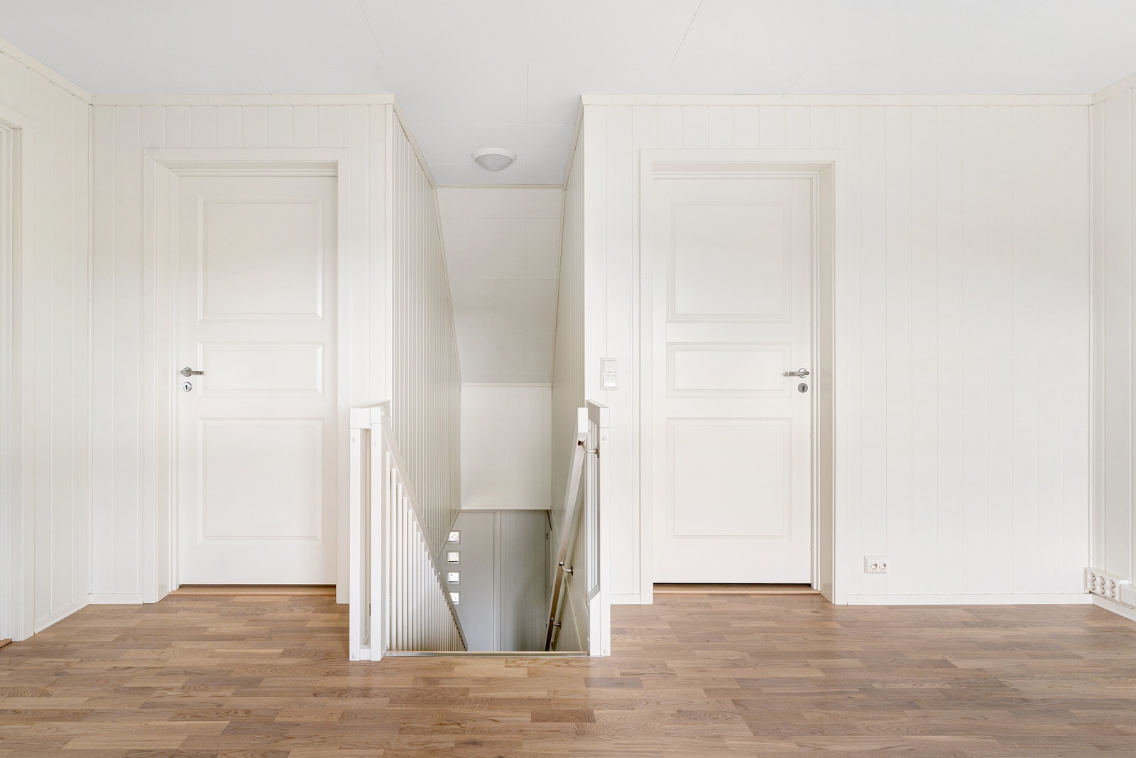 Trapp opp til lofts-stue med 2 soverom og toalett m. bod Galleribilde